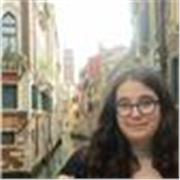 Studentessa al primo anno di università di scienze della comunicazione, offre ripetizioni in storia