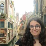 Studentessa al primo anno di università di scienze della comunicazione, offre ripetizioni in storia