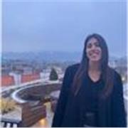 profesora de inglés ofrece clases a personas de todas las edades