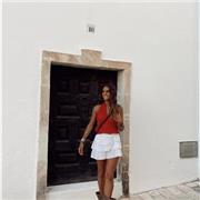 Me defino como una chica activa, con energía y con ganas de trabar para conseguir mis sueños. Unas de las cosas que considero más importante son la disciplina y el esfuerzo diario para llegar lejos.