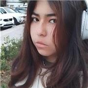 Cuidadora de niños en primaria con apoyo en tareas