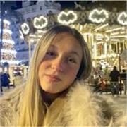 Ayudante y aconsejadora sobre los cursos de primaria.