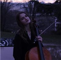 Élève en cycle préparatoire à l'enseignement supérieur, donne cours de solfège