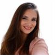 Responsable y comprometida con el desarrollo integral de los niños.