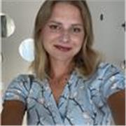 Ambitny i współczesny nauczyciel szkolny specjalizujący się w zajęciach z języka angielskiego