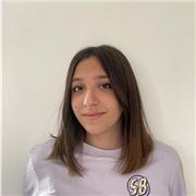 ragazza che frequenta liceo scientifico impartisce lezioni private per elementari