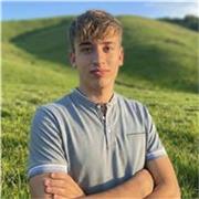 Estudiante de ingeniería aeroespacial imparte clases de matemáticas, física y tecnología. 