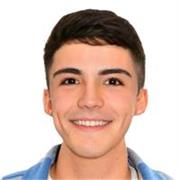 Educador Infantil con C1 de inglés y en proceso de obtener el C2, con más de 3 años de experiencia en la enseñanza de inglés.