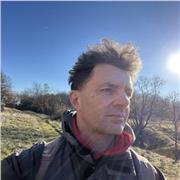 Erfahrener Sport-Tutor, der Kinder aller Altersgruppen unterrichtet.