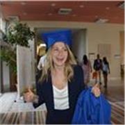 Neolaureata in laurea triennale offre lezioni di economia sia per studenti di scuola superiore sia per studenti universitari