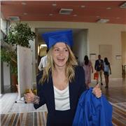 Neolaureata in laurea triennale offre lezioni di economia sia per studenti di scuola superiore sia per studenti universitari