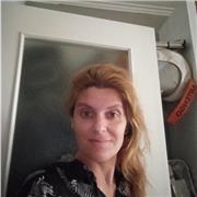 Profesora de lengua castellana y literatura imparte clases a niños de todas las edades