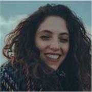 Laureata in Lingue e Culture pee Americane ed Orientali impartisce lezioni di lingua inglese (grammatica e letteratura) e di letteratura italiana