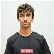 Chico universitario imparte clases de biologia fisica y quimica