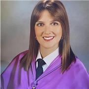 Organizada, puntual, con capacidad de trabajo en equipo, muy rutinaria