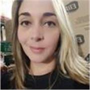 Profesora de español imparte clases a niños y adultos