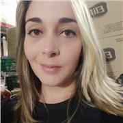 Profesora de español imparte clases a niños y adultos