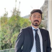 Dottore in Giurisprudenza abilitato alla professione forense impartisce lezioni di diritto a studenti e chiunque ne abbia bisogno