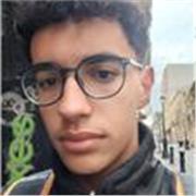 Profesor de matematicas imparte clases detalladas a niños de todas las edades