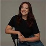 Profesora de canto moderno y lenguaje musical con especialidad en el teatro musical 