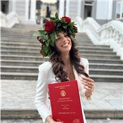 Laureata in filologia moderna impartisce ripetizioni di italiano e latino, greco e storia ma anche biologia