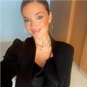 Mi primer trabajo, fue profesora de inglés, amo los niños y amo enseñar. Actualmente trabajo a turnos y la única manera que se me ocurre de poder enseñar a la gente es a través de la modalidad on line. Me encantaría poder enseñar inglés a niños de primari