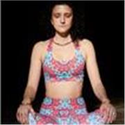 Insegnante di Hatha e Vinyasa Yoga con 8 anni di esperienza e più di 500 ore di formazione.