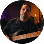 Profesor titulado en Guitarra, Lenguaje Musical y Producción Musical
