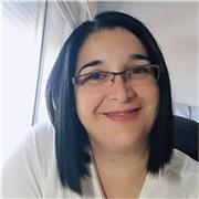 Profesora con más de 20 años de experiencia que enseña bajo la premisa de que lo que se aprende con emoción no se olvida.