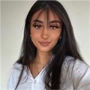 Étudiante en Master 1 de droit international À la Sorbonne, qualifiée en français et en anglais.