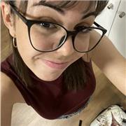 Me definiría como una persona autoexigente. Me alegra poder servir de ayuda a los demás y me encanta ver como evolucionan de manera progresiva y positiva.