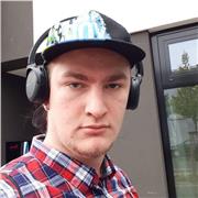 IT-Sytemelektroniker, der Nachhilfe in Informatik gibt oder bei Informatik Projekten hilft