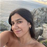 Universitaria que imparte clases de matemáticas, plástica, física y química a niños de primaria o primeros años de la ESO