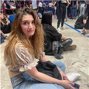 Studentessa al primo anno di farmacia, impartisco lezioni di chimica, fisica e matematica