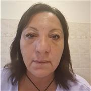 Educatrice impartisce lezioni per bambini, ragazzi stranieri e italiani in zona como