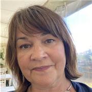 Experienced mentor empowering students and professionals with effective communication skills.