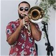Soy una persona que tiene solfeo y teoría y también soy trombonista. No me importaría dar clases a personas novatas o que han empezado a coger el instrumento hace poco. Tengo lecciones para dar 