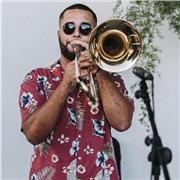 Soy una persona que tiene solfeo y teoría y también soy trombonista. No me importaría dar clases a personas novatas o que han empezado a coger el instrumento hace poco. Tengo lecciones para dar