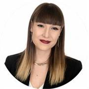 Me defino como una profesional de la educación con un enfoque cercano, estructurado y altamente individualizado, combinando mi for