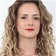 Professionnel du droit donne cours à des étudiants