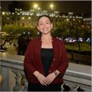 Profesora de matematicas imparte clases a niños de todas las edades