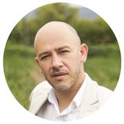 experto en fotografía digital con conocimientos en edición y revelado en Photoshop, experto en iluminación profesional y esquemas de iluminación