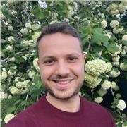 Laureato in lingue impartisce lezioni di inglese, francese e spagnolo