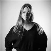 Soy una estudiante que ha terminado su carrera de diseño digital enfocada en marketing, que ha trabajado de ello y que le apasiona