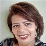 Professora ensina crianças