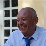 Ancien formateur en travail social, titulaire d'un doctorat de sociologie, aujourd'hui retraité mais toujours actif (cours).