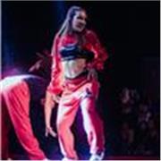 Profesora de dicta clases a niños y adultos de estilo baile urbano
