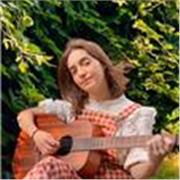 Chanteuse, sortant d'une école de comédie musicale, donne des cours de chant dans une atmosphère sympa et décontractée