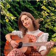 Chanteuse, sortant d'une école de comédie musicale, donne des cours de chant dans une atmosphère sympa et décontractée