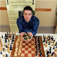Profesor y jugador de ajedrez, clases para todos los niveles, aprende a jugar desde cero o perfecciona tu juego con clases avanzadas. clases presenciales o virtuales